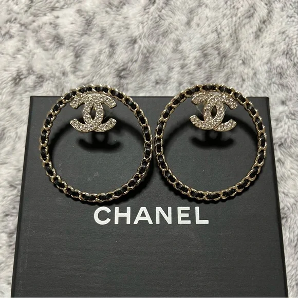 🚫SOLD🚫🌺🌸CHANEL XL CC Logo Leather Hoop Earrings in Gold Tone Hardware🌸🌺 - Picture 3 of 8